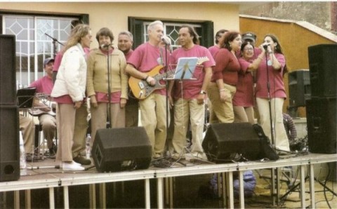 Ens mostra L´Orquestra Bona Sort actuant a una de les places de Malgrat de Mar en els actes del Dia de la Salut Mental 2008.